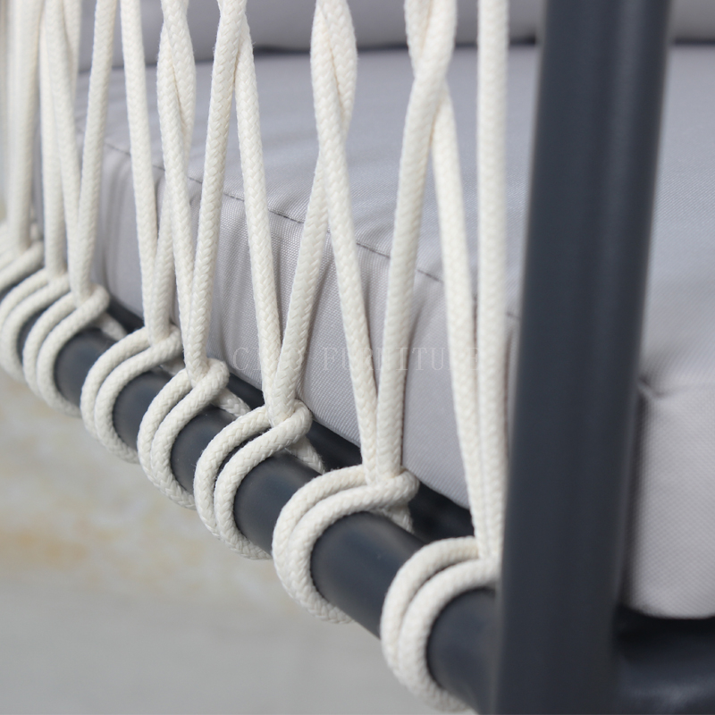 Einfacher Barstuhl im Freien aus Seilgeflecht