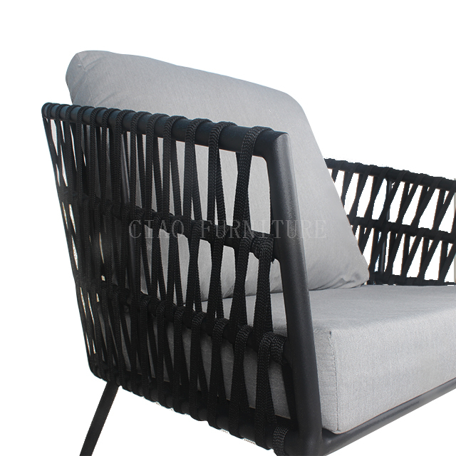 Mit Gürtel geflochtener schwarzer Resort-Stuhl für den Außenbereich