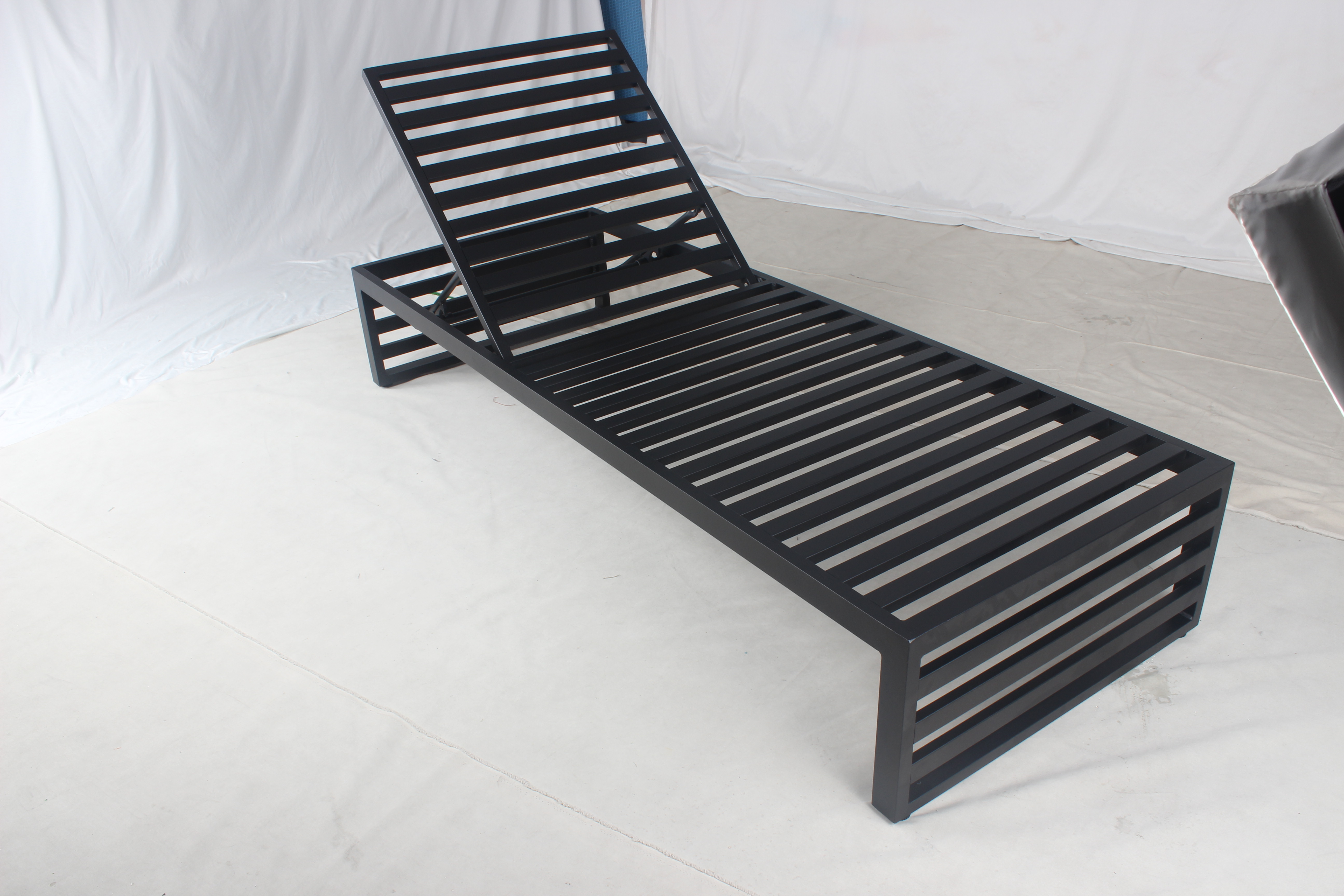 Lässiges Outdoor-Einzelbett aus Aluminium in Schwarz